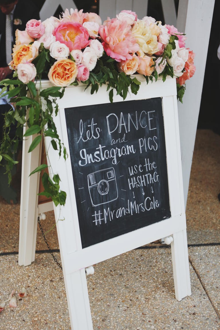 Remek felhívás az esküvői hashtag használatára (Instagramhoz). „Csak használd a #MrandMrsCole hastaget!”